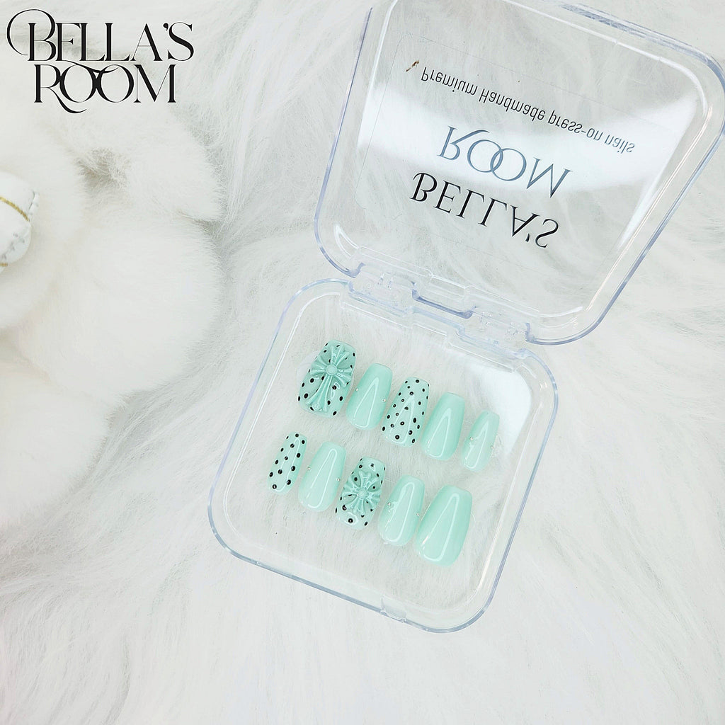 Chrome Nails_ Mint dot