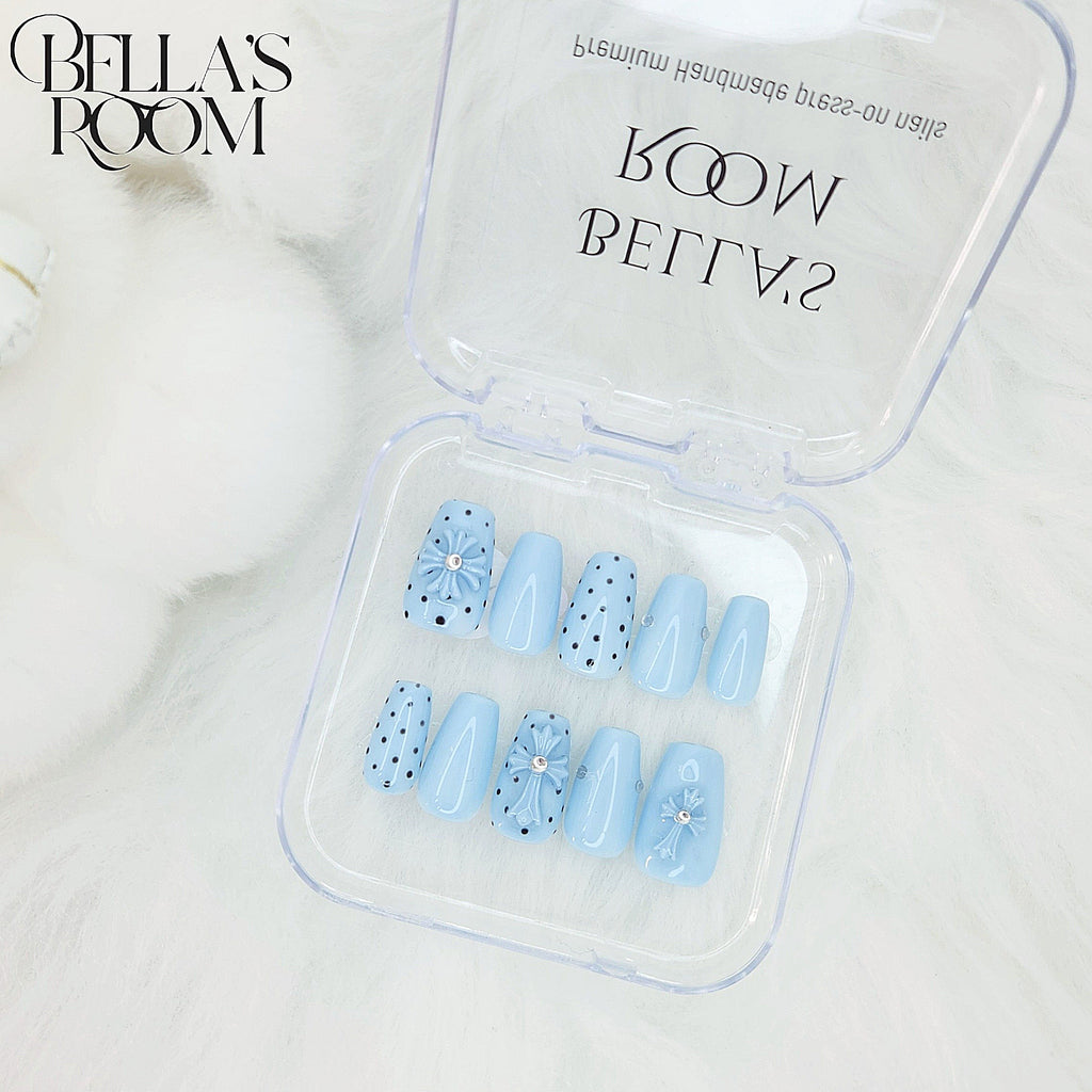Chrome Nails_ Blue dot